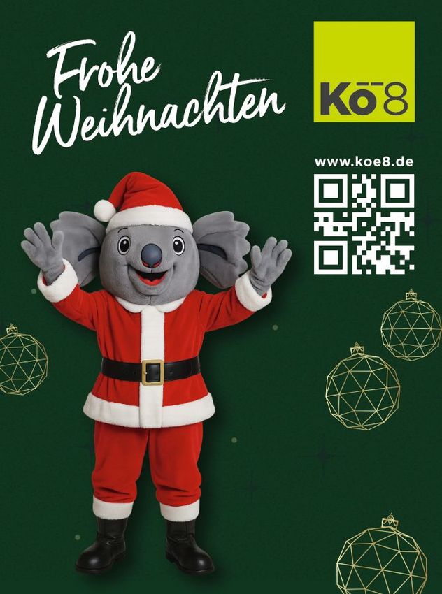 KÖ8-Maskottchen als Weihnachtsmann, mit dem Schriftzug ‚Frohe Weihnachten‘ auf grünem Hintergrund, ergänzt durch das KÖ8-Logo und einen QR-Code zur Website.