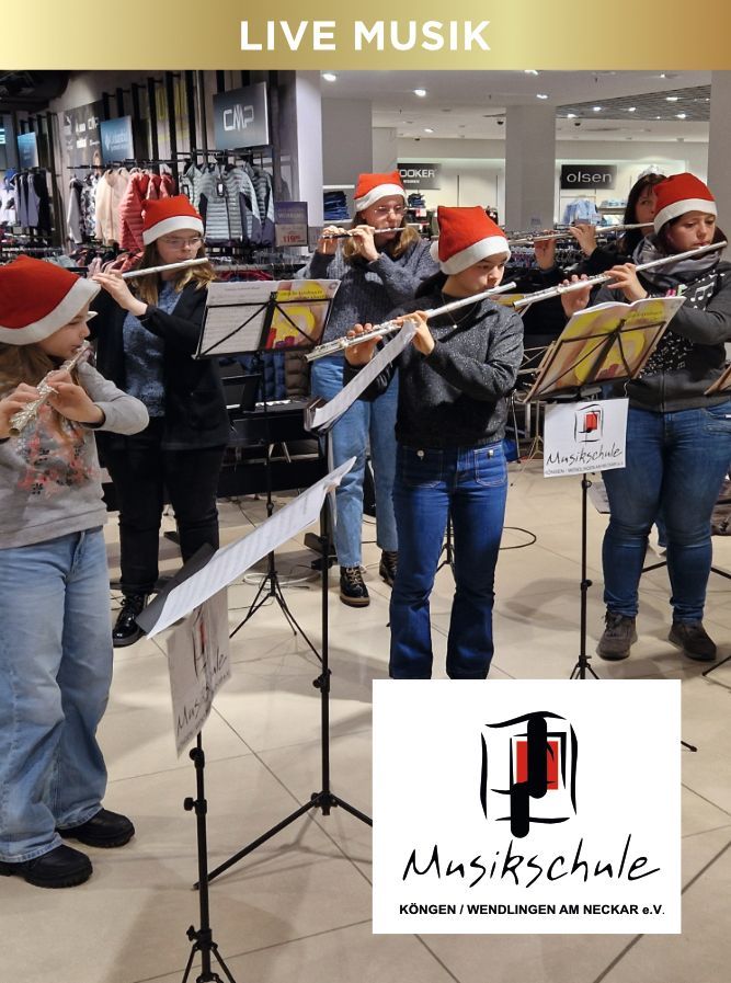 Eine Gruppe von Flötenspielern mit Weihnachtsmannmützen in einem Geschäft. Logo der „Musikschule Köngen / Wendlingen“.