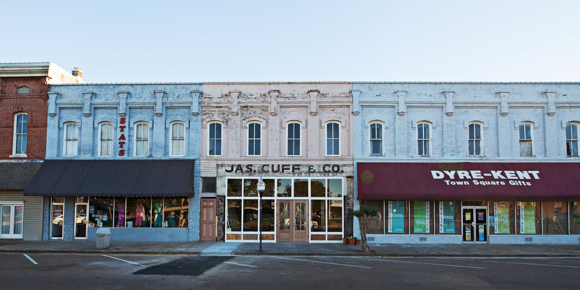 A building with a red awning that says dyne kent