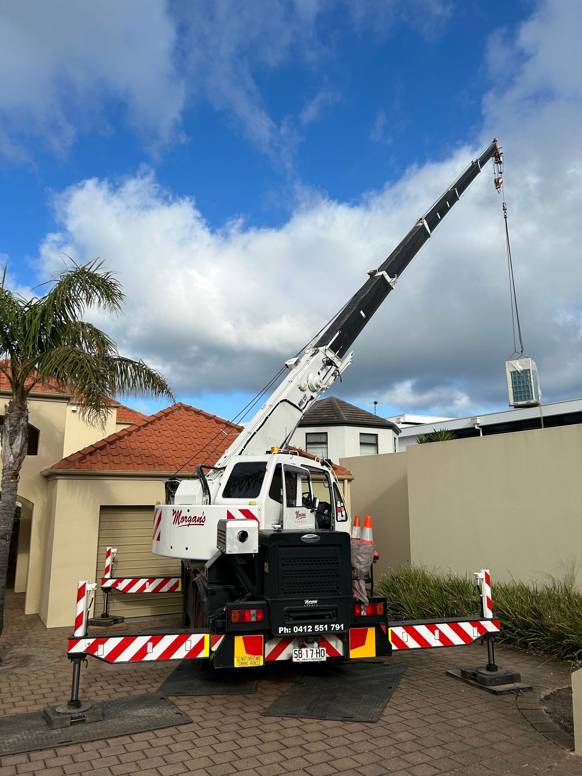 12T City Crane lifting residential air conditioner