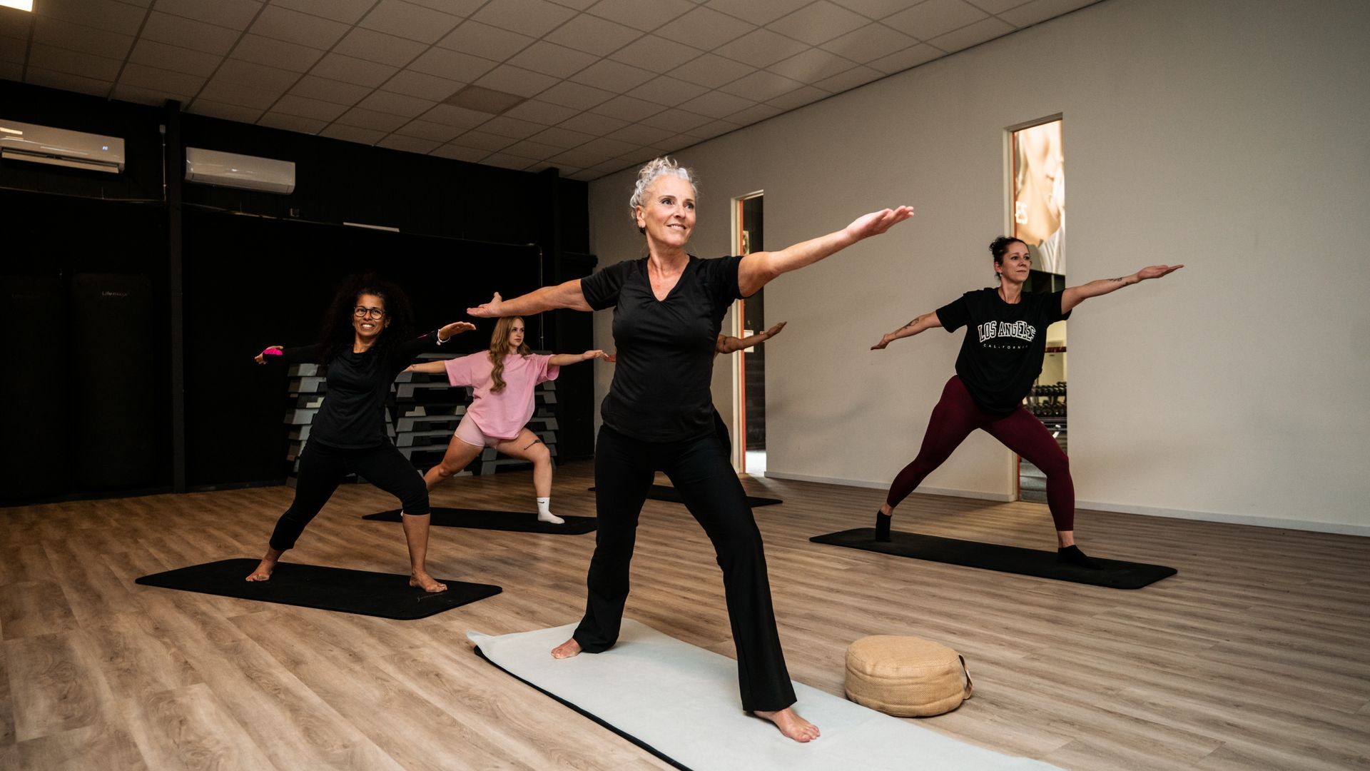 vrouw doet yoga buiten