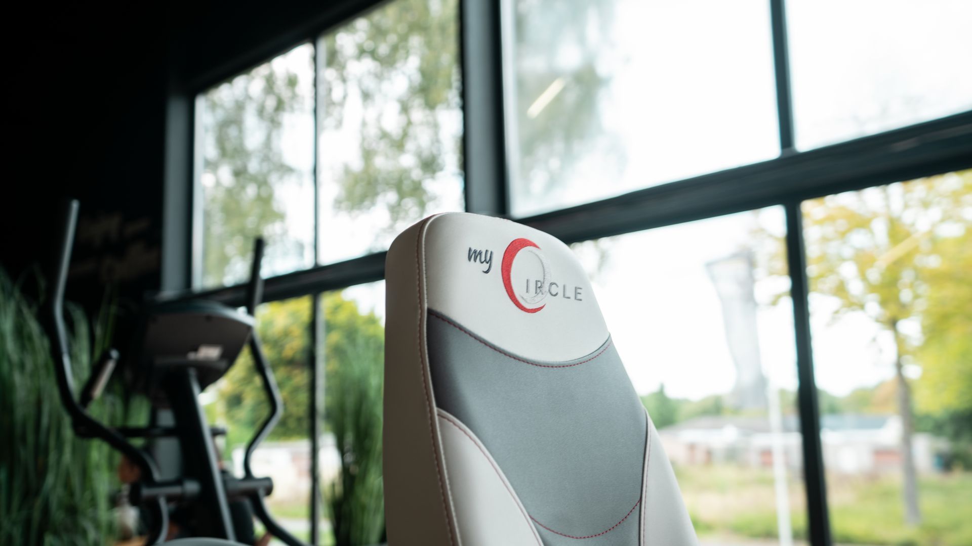 Een rij zwarte halters op een rek in de sportschool, klaar om gewichten te heffen.