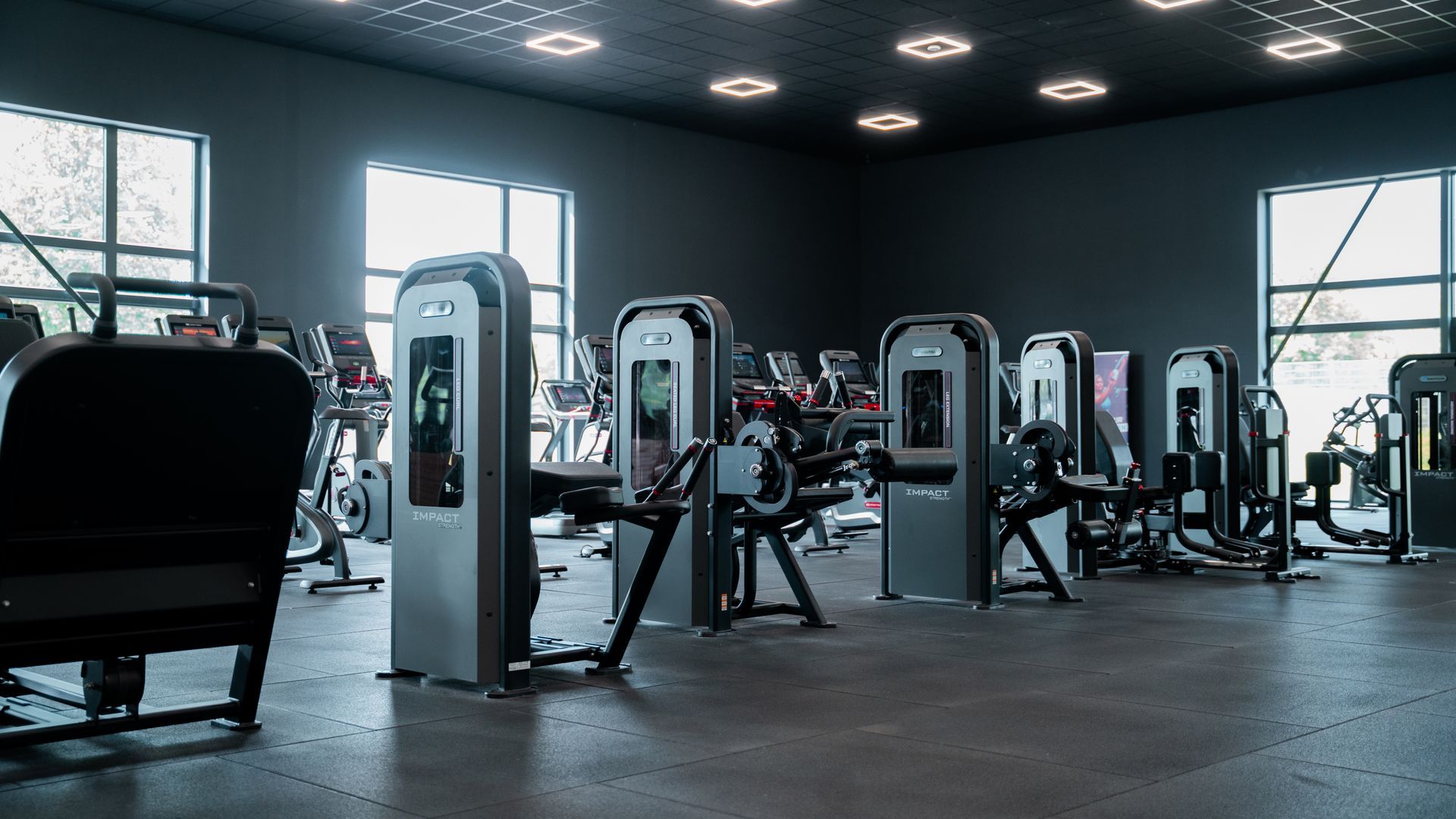 Gewichtheffer die een halter vasthoudt en zich voorbereidt om te gaan tillen in de sportschool.