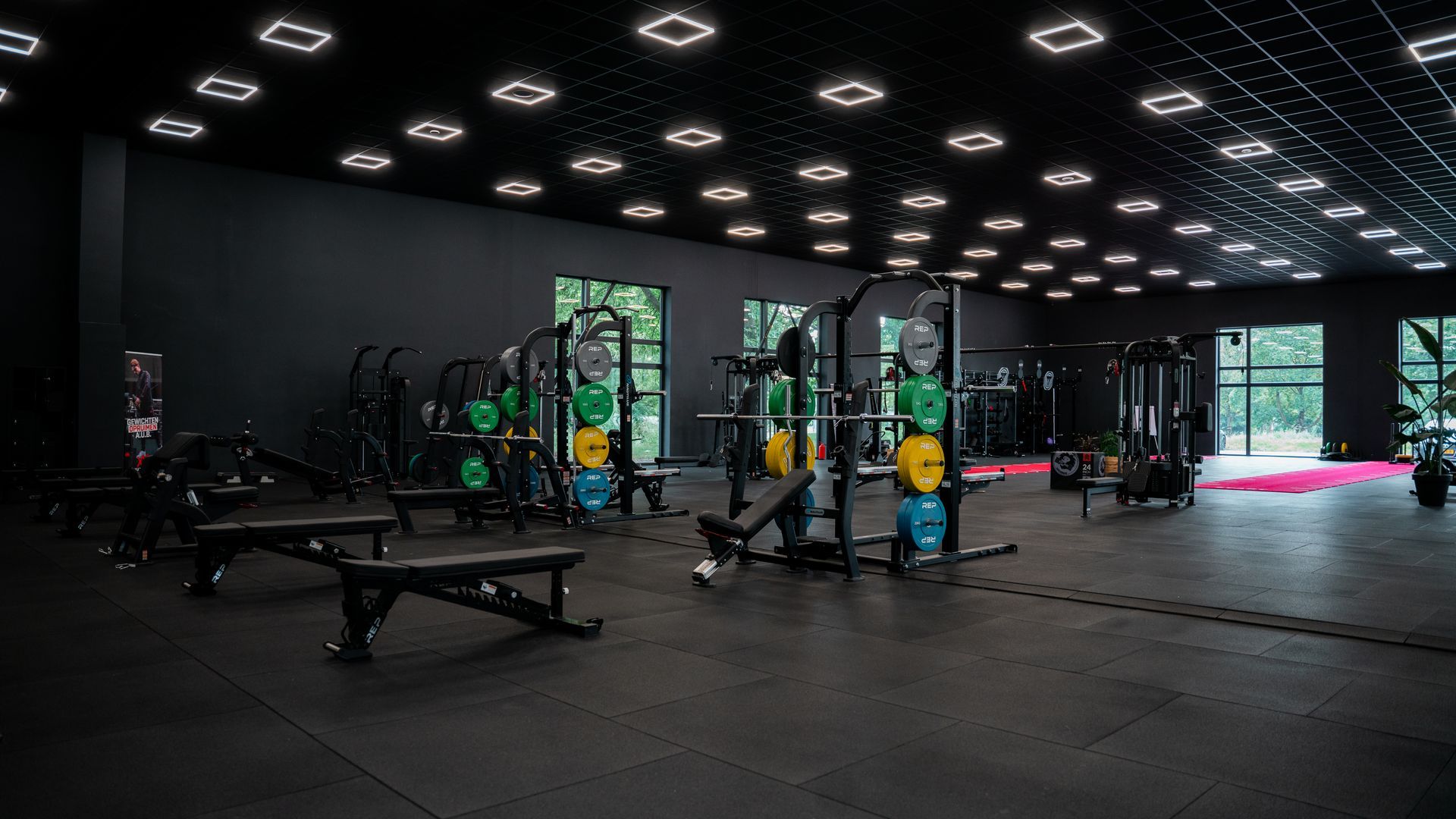 Halters op een rek in een sportschool, met donkere kleuren en een geringe scherptediepte.