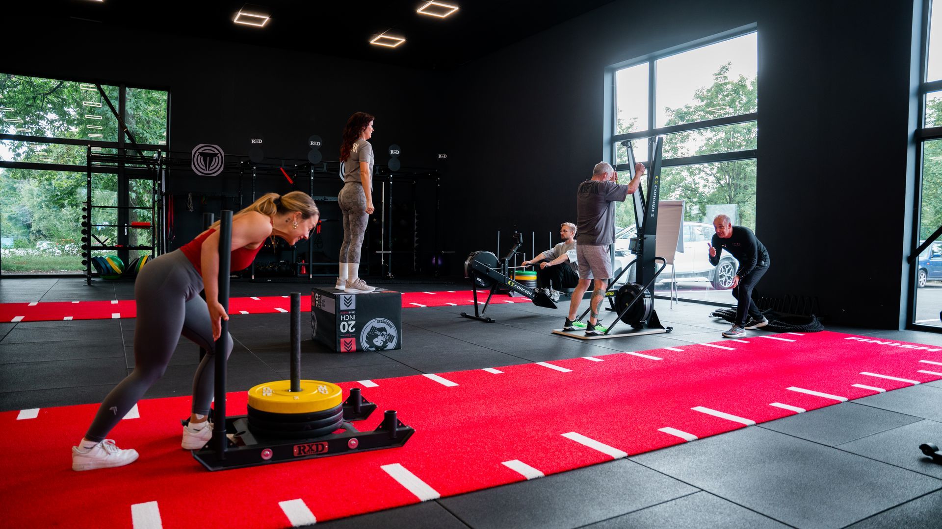 Een rij zwarte halters op een rek in de sportschool, klaar om gewichten te heffen.