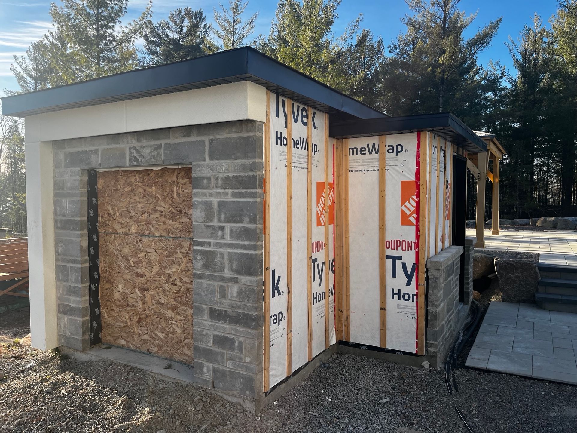 Un hangar est en construction avec un autocollant Home Depot sur le côté