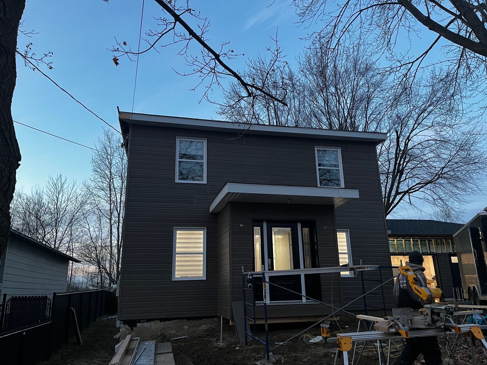 Une maison en cours de rénovation avec beaucoup de fenêtres