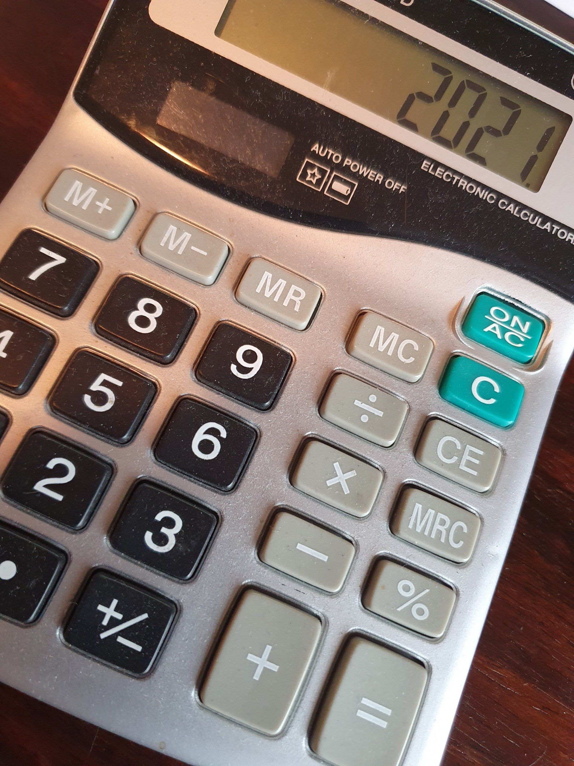 Een rekenmachine met het getal 2027 op het scherm