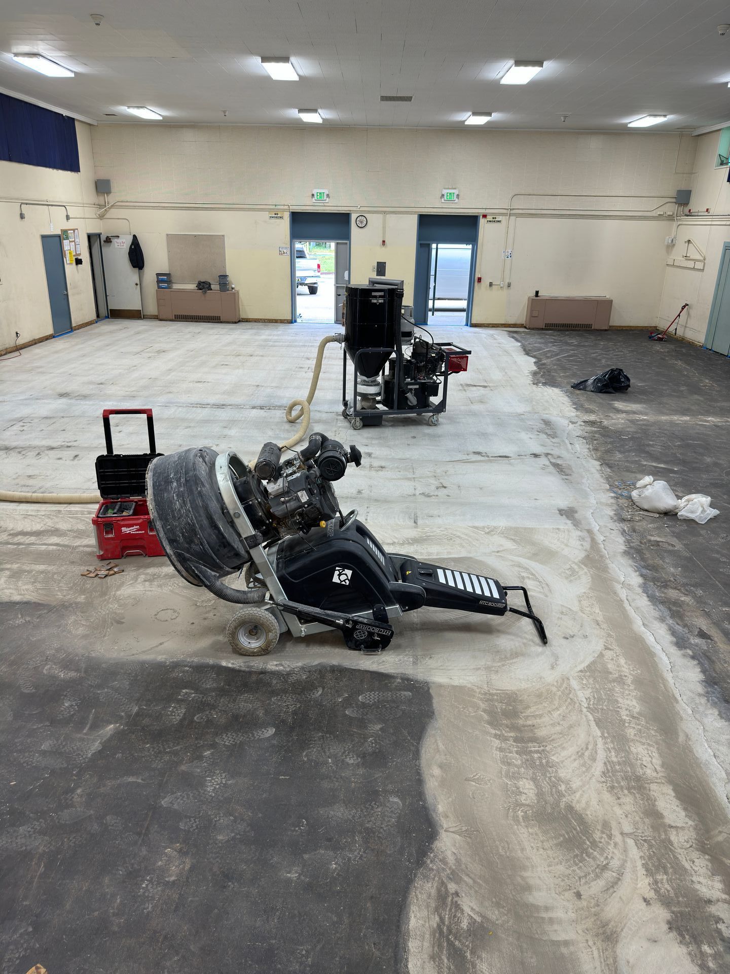 A machine is sitting in the middle of a large room.