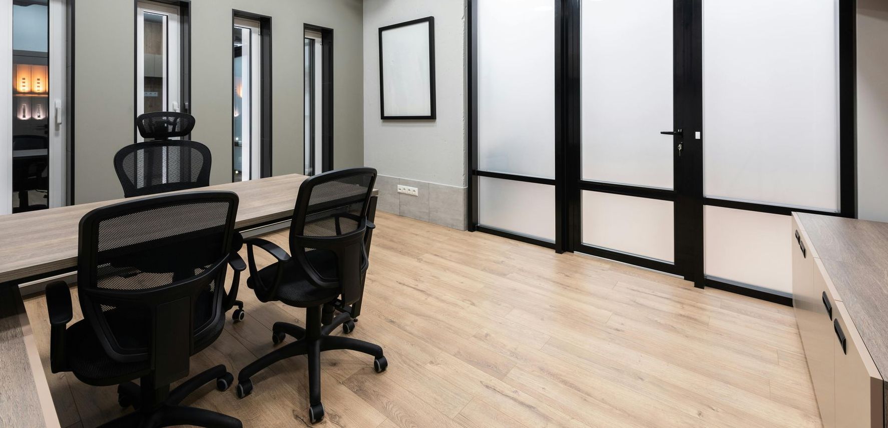 A conference room with a table and chairs in it.