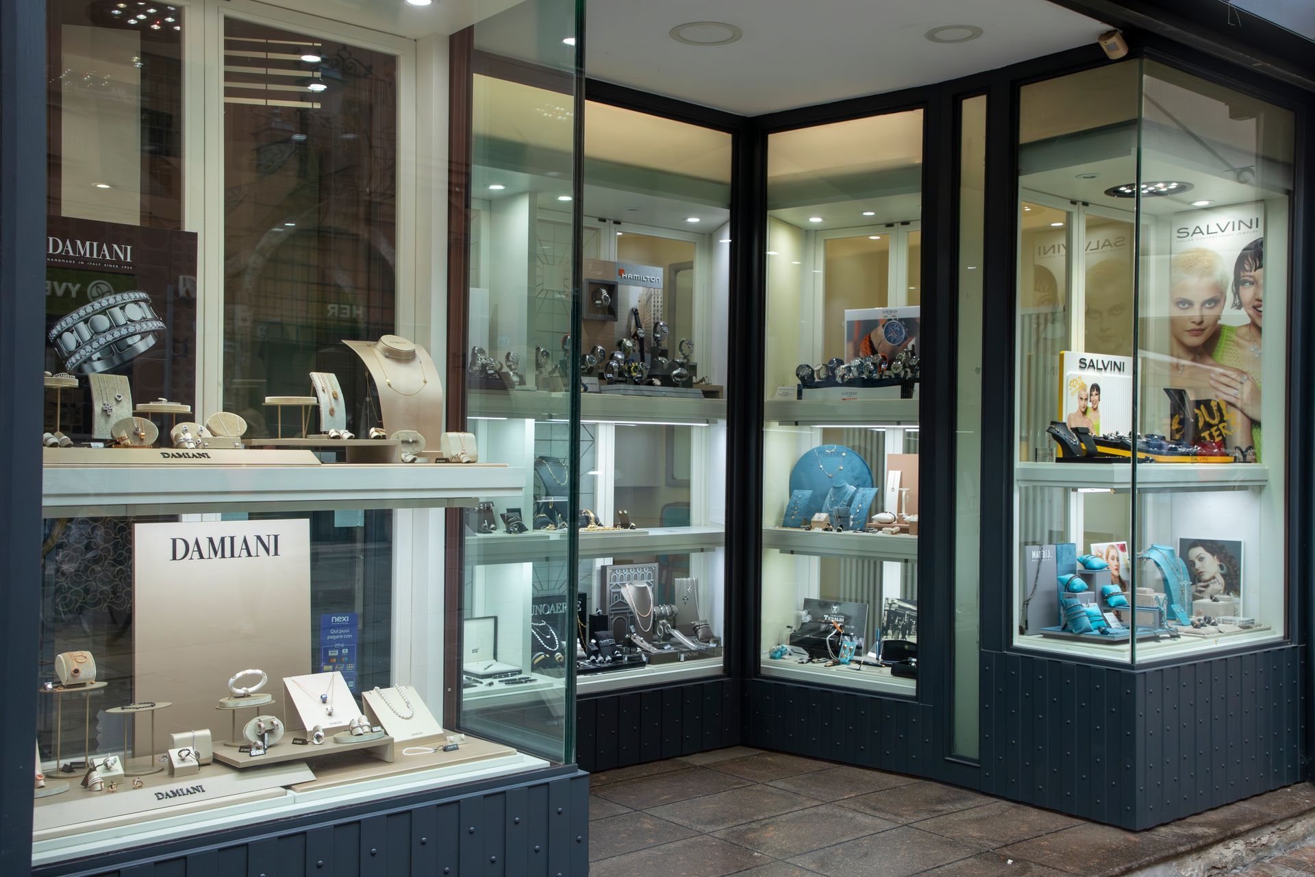 Vetrina di una gioielleria con vari articoli all'interno di teche di vetro.