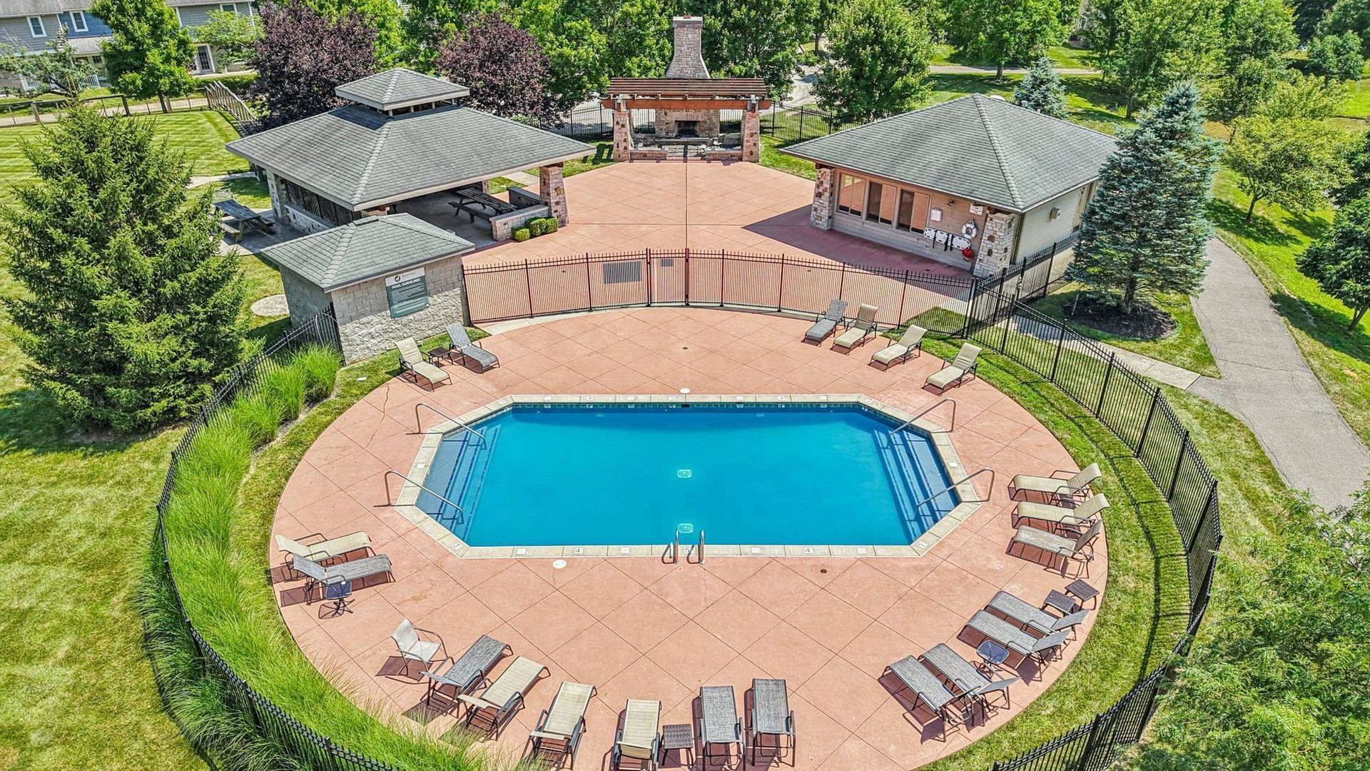 Swimming Pool with Reservable Pool House