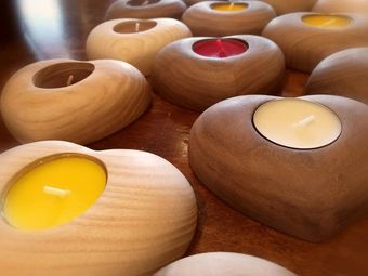 Portacandele in legno con candeline colorate su un tavolo