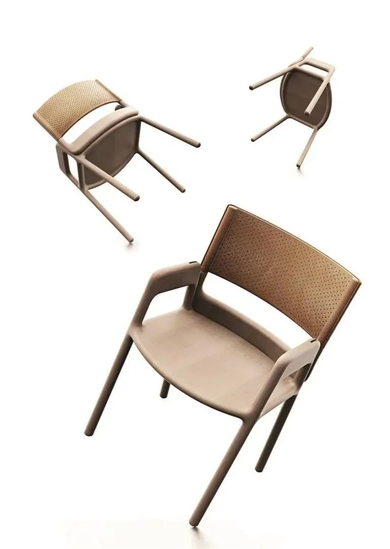 Sedia in vimini intrecciato con cuscino beige, mostrata da tre angolazioni su sfondo bianco.
