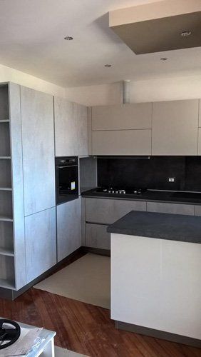 cucina con mobili in legno anticato