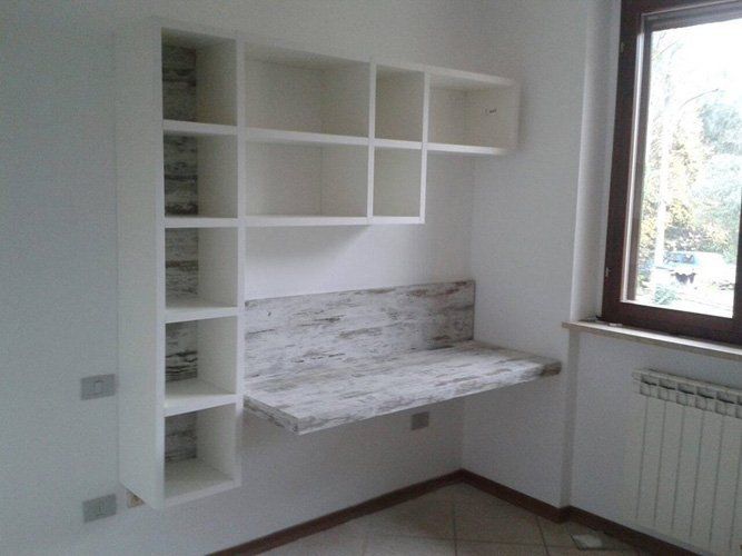 libreria a muro con tavolo in marmo