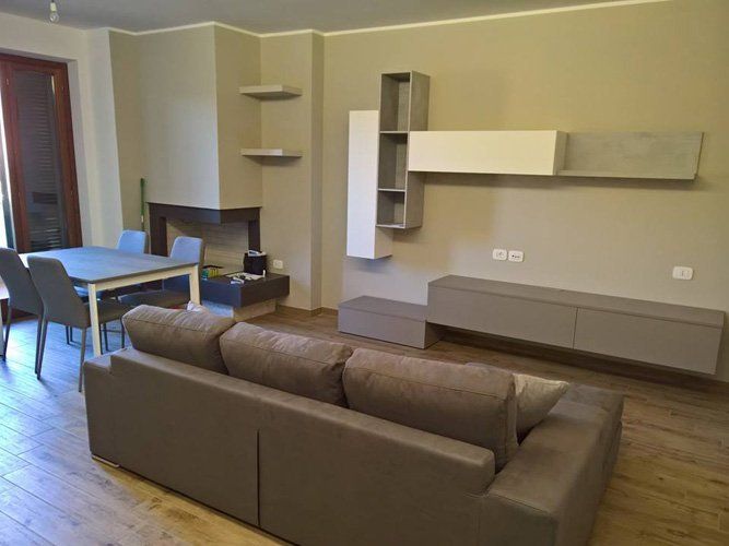 sala con divano tre posti