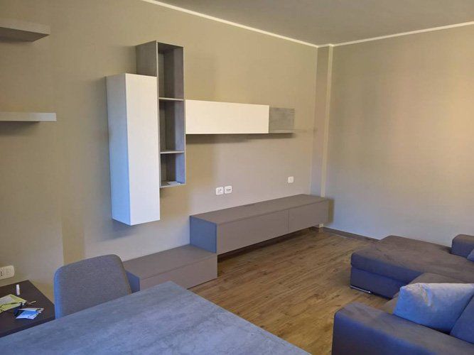 soggiorno con mobili a muro