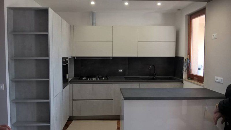 cucina con scaffale in legno