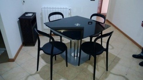 tavolo di stile moderno