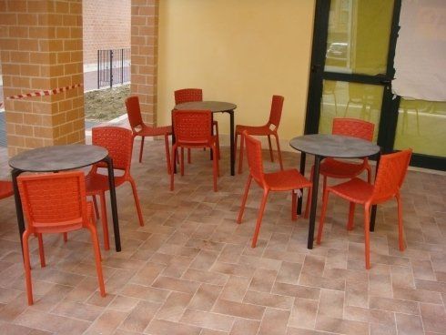 tavolini e sedie in un bar