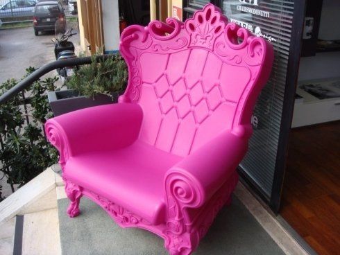poltrona di plastica fucsia