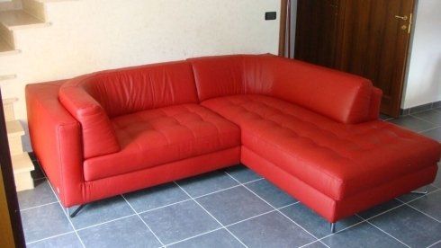 divano angolo di pelle rosso