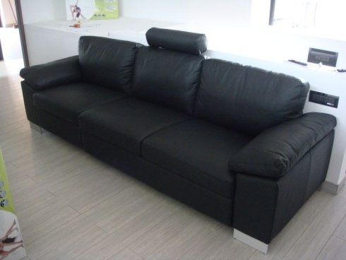 divano in pelle scura