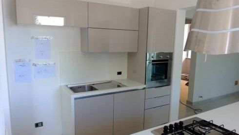 cucina con mobili perlati