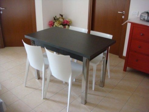 tavolo scuro con sedie chiare