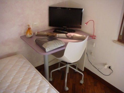 cameretta con tavolo e sedia