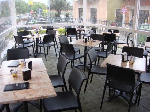 gazebo con tavoli e sedie