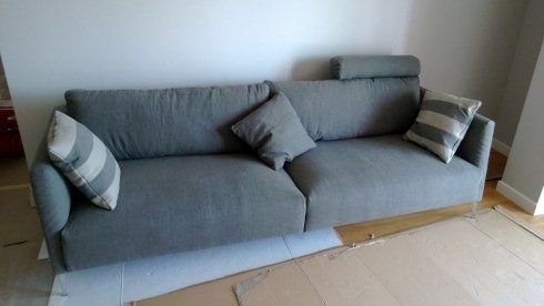 divano con braccioli e poggia testa