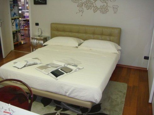 letto a due piazze con con due cuscini