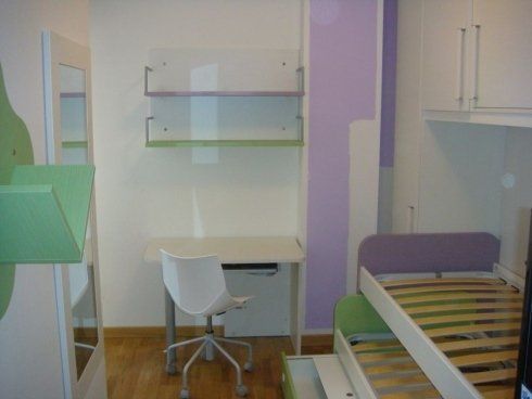 cameretta con letti a scomparsa e scrivania