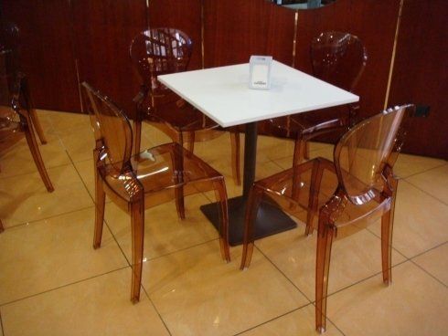 tavolo da bar con sedie in plastica