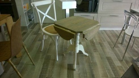 tavolo con sponde in legno