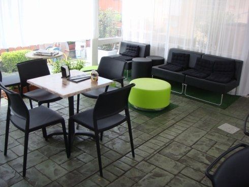 veranda con tavoli e divanetti