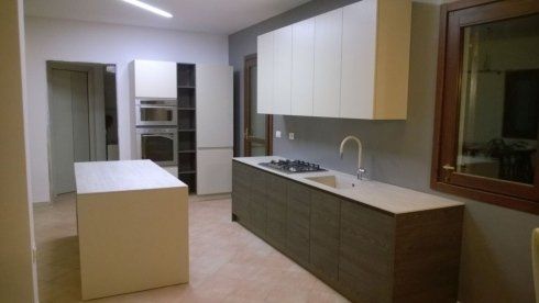 cucina in legno con top bianco