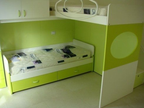cameretta con letto a soppalco per ragazzi