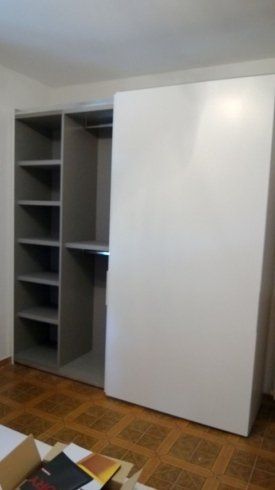 armadio con mensole