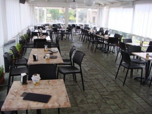 gazebo chiuso con tavoli e sedie