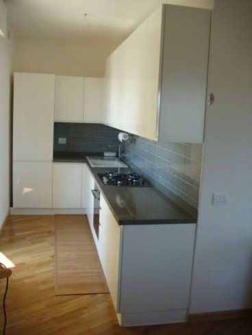 cucina bianca con top scuro