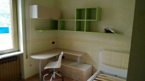 cameretta per ragazzi con scrivania e mensole