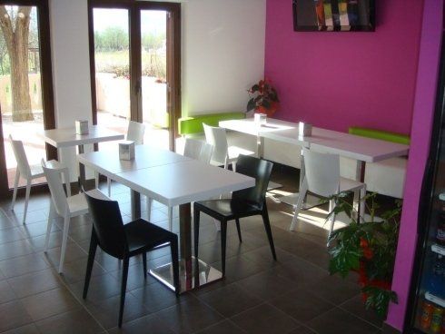 bar con tavoli bianchi