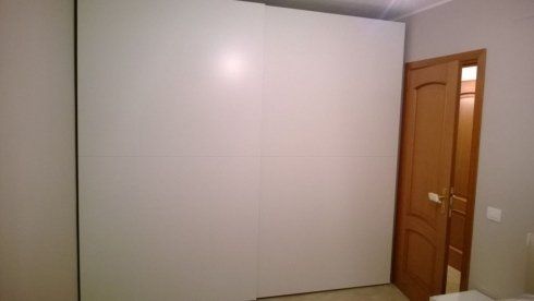 armadio con ante scorrevoli bianche