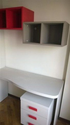 scrivania e mensole in cameretta