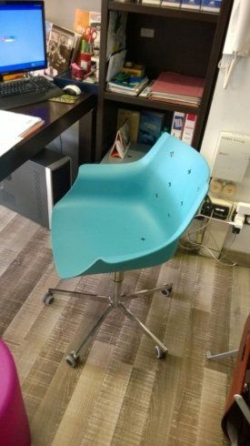 sedia in plastica azzurra