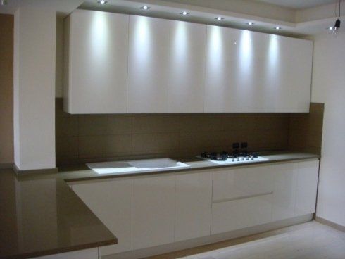 cucina bianca con penisola