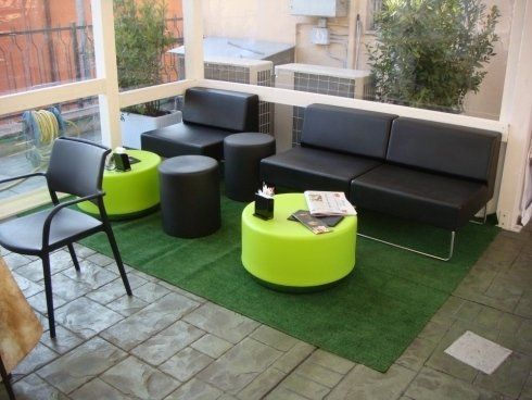 divanetti e sgabelli in veranda